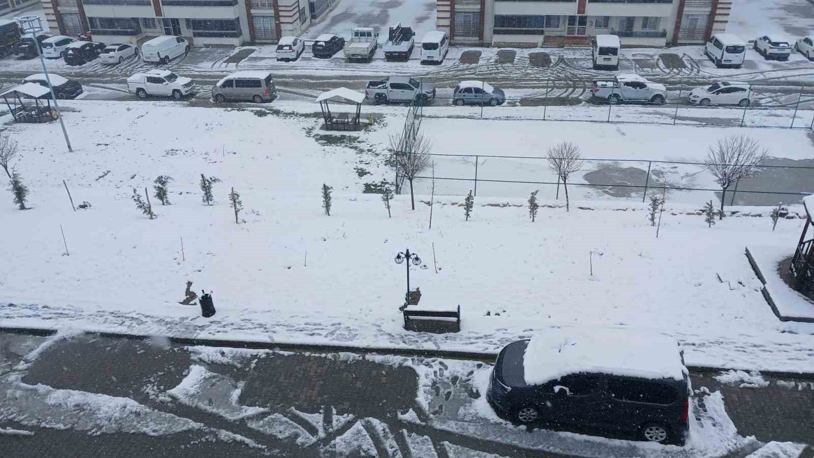 Kulp’ta kar yağışı etkili oldu, ilçe beyaza büründü
