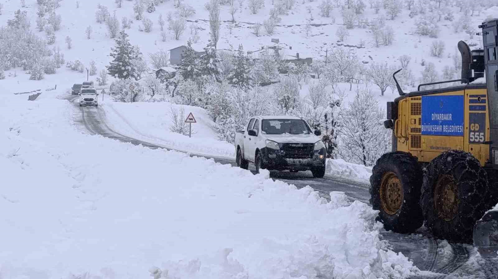 Kulp’ta kar yağışı etkili oldu, ilçe beyaza büründü

