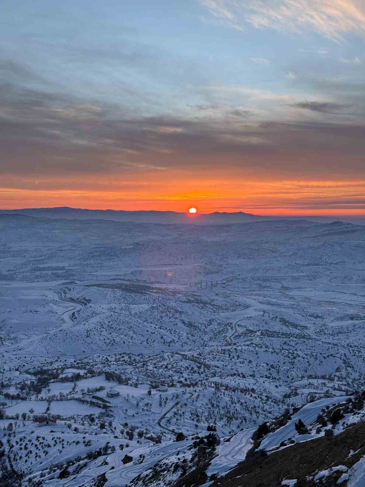 Kulp’ta kar yağışı görsel şölen oluşturdu
