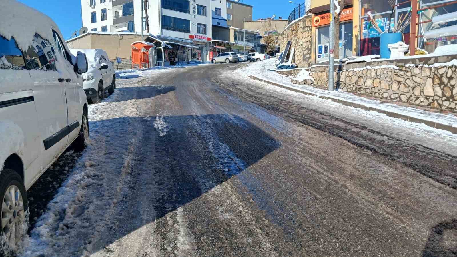 Kulp’ta tüm sokaklar buz tuttu, araçlar yola çıkamadı
