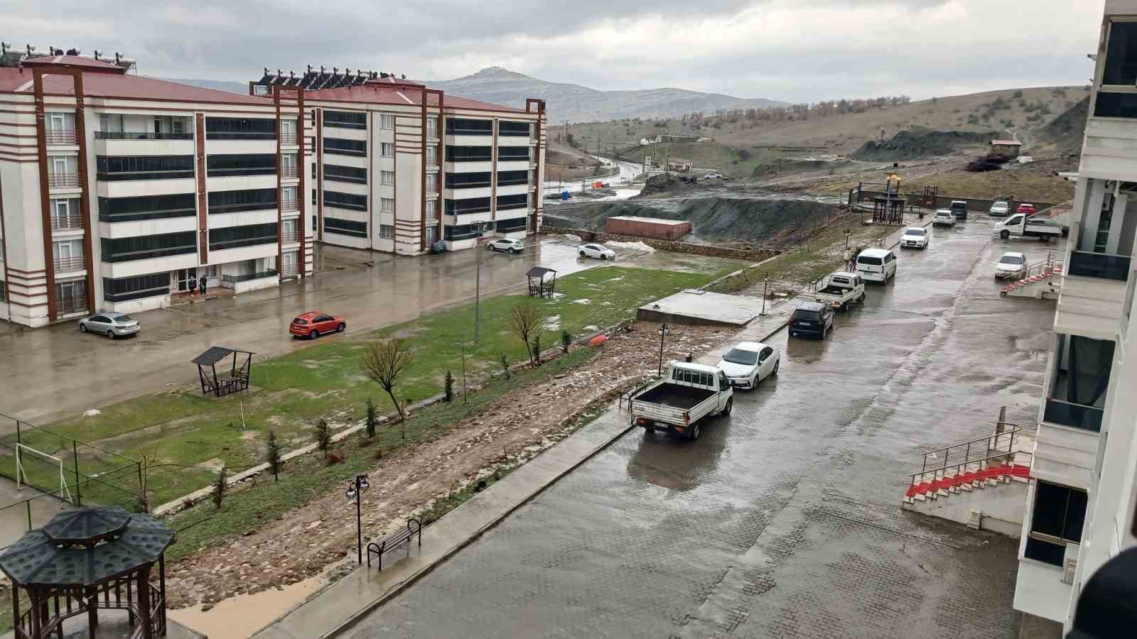 Kulp’ta yağmur ve kar etkili oldu: Heyelan ve çığ uyarısı yapıldı
