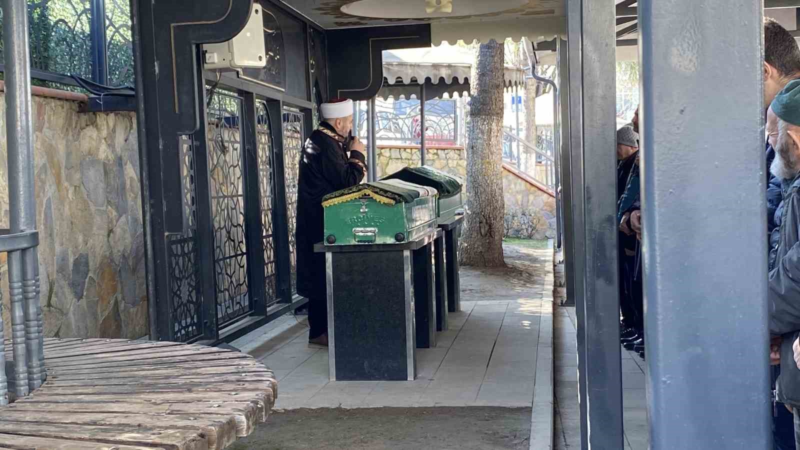 Kulübede balta ve kürekle öldürülen berberin vücudunda 24 yara tespit edildi
