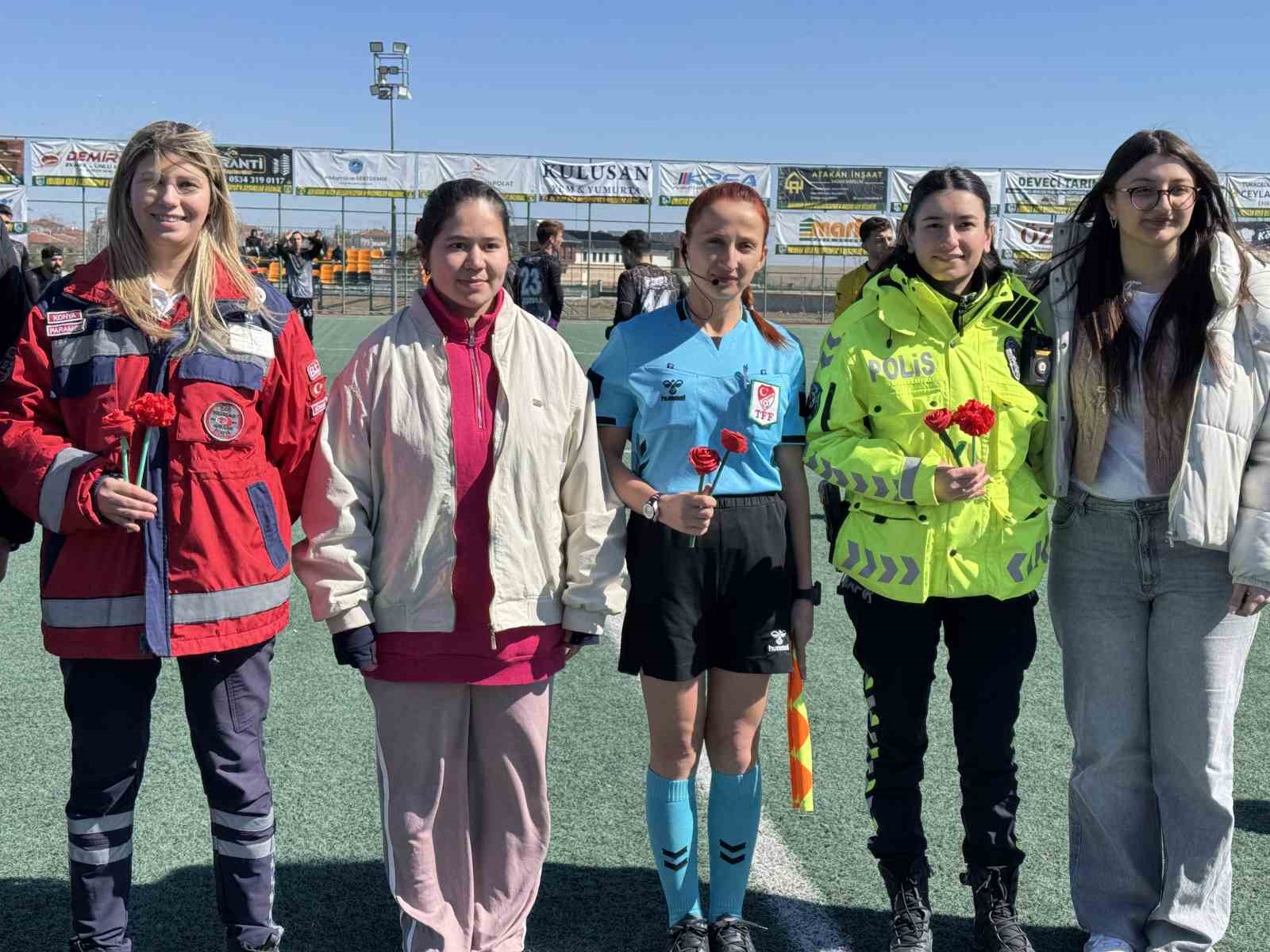 Kulu’da kadın hakem, polis ve sağlıkçıya 8 Mart’ta çiçek
