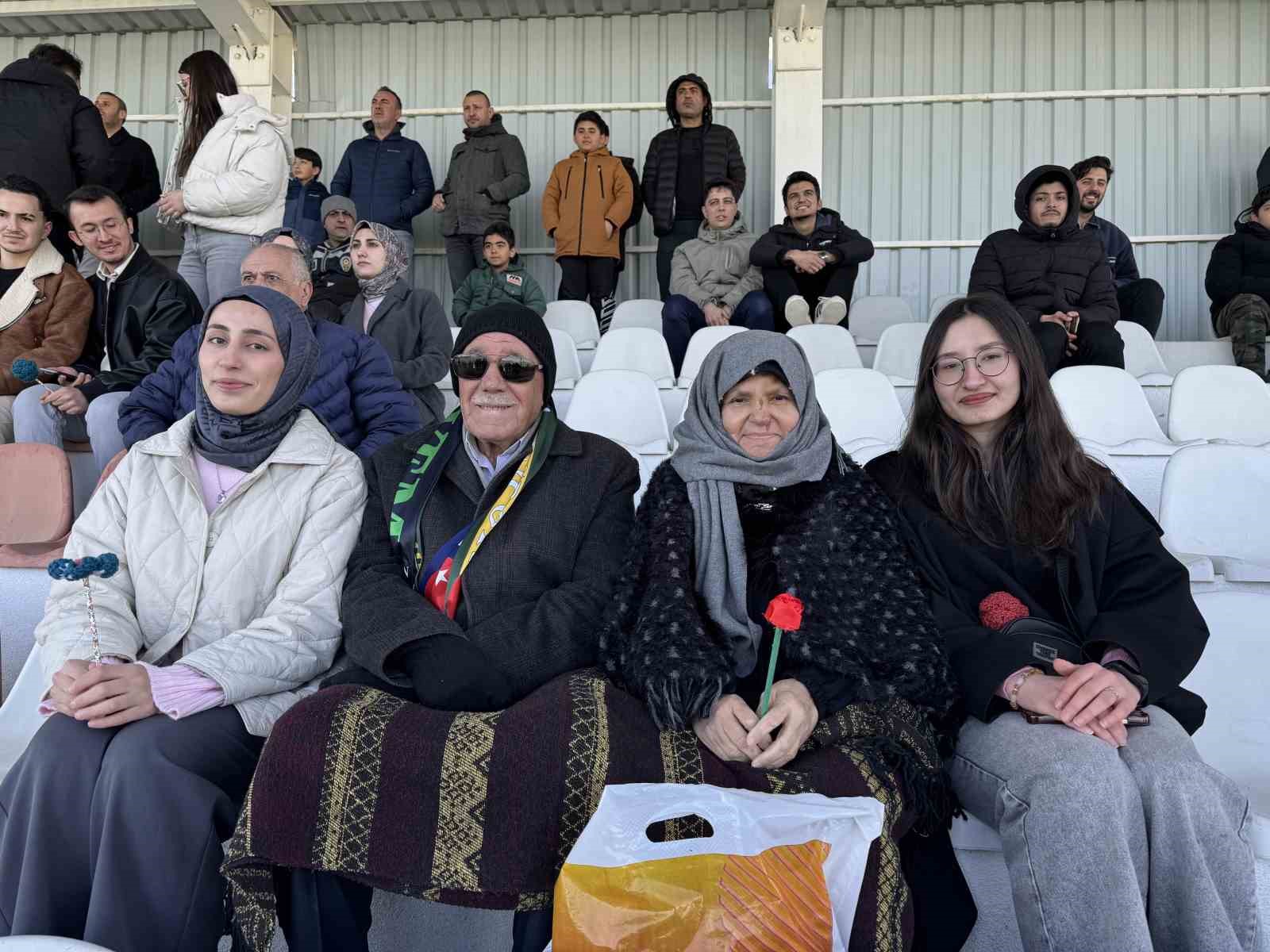 Kulu’da kadın hakem, polis ve sağlıkçıya 8 Mart’ta çiçek
