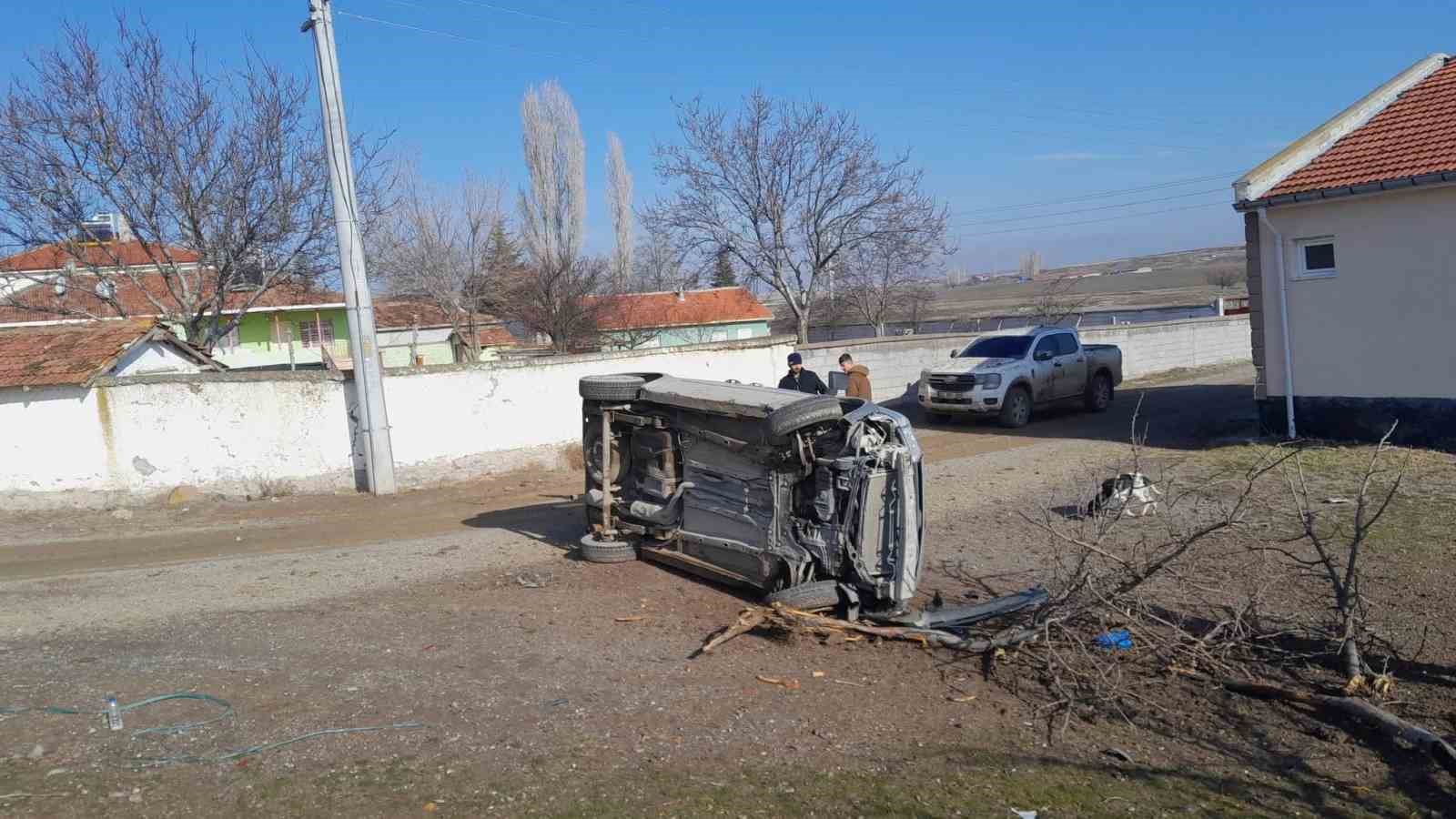 Kulu’da kontrolden çıkan kamyonet devrildi
