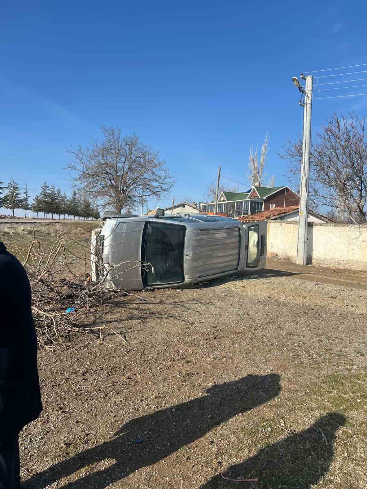 Kulu’da kontrolden çıkan kamyonet devrildi
