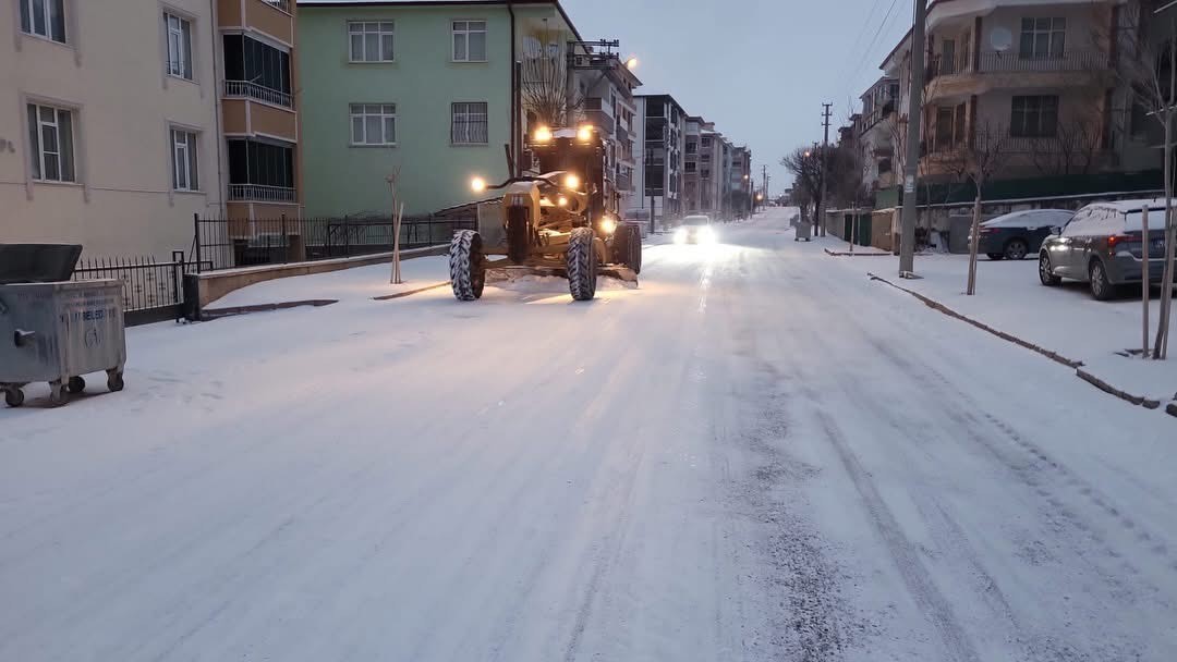 Kulu’da mevsimin ilk kar yağışı etkili oldu
