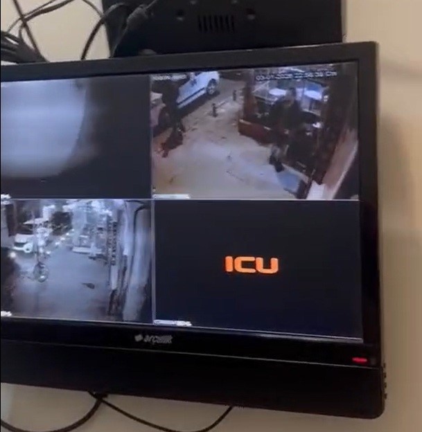 Kumar oynatılan mekana kapıyı ikiye bölerek giren polis, çatıdan kaçmaya çalışanları yakaladı
