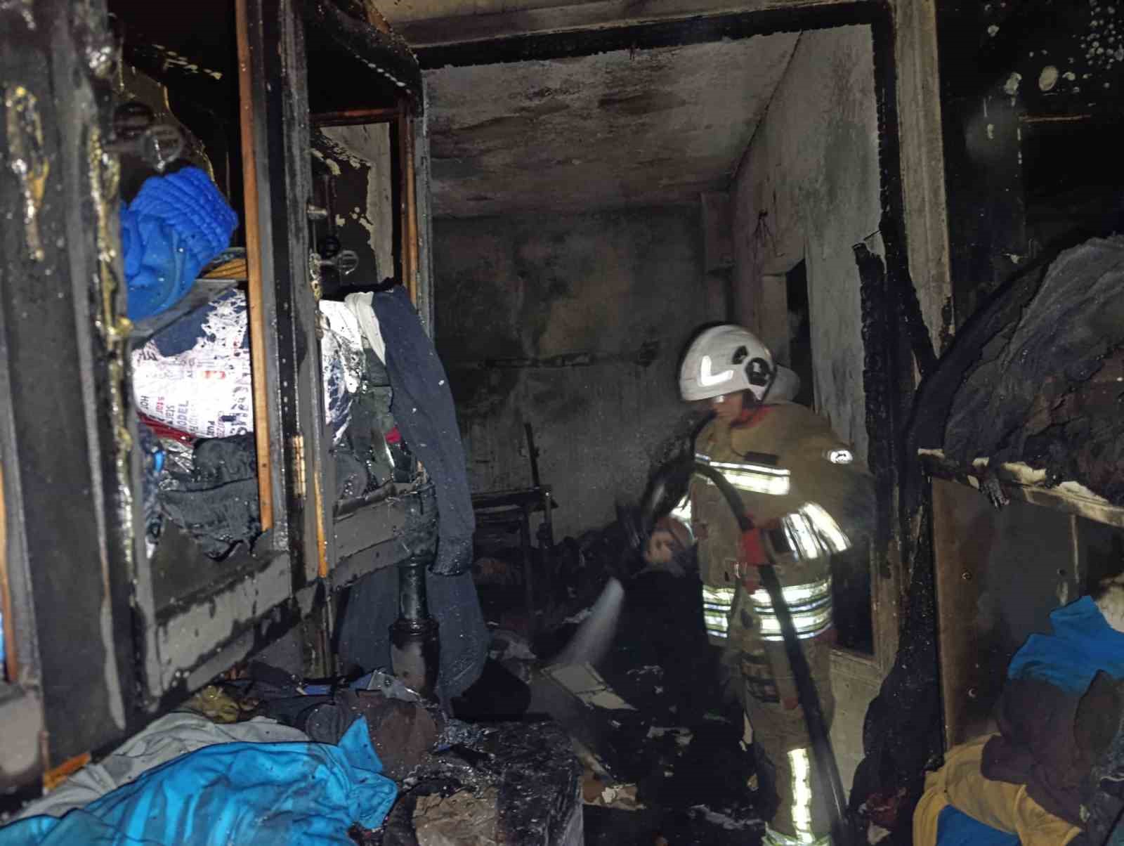 Kumaş deposu alevlere teslim oldu
