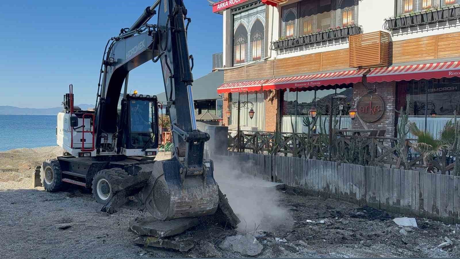 Kumbahçe sahilinde işgalden temizleniyor
