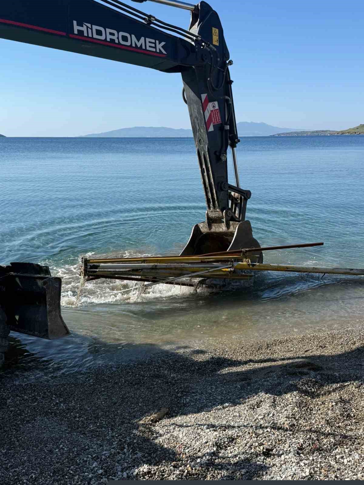 Kumbahçe sahilinde işgalden temizleniyor
