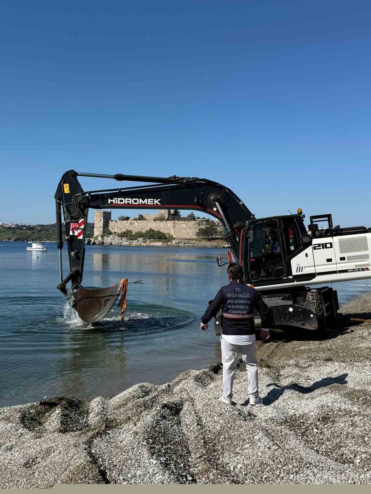 Kumbahçe sahilinde işgalden temizleniyor
