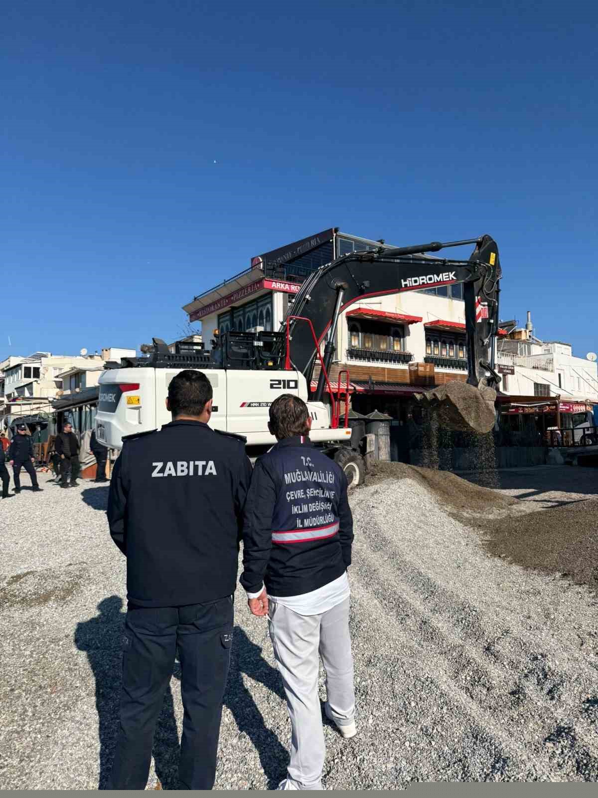 Kumbahçe sahilinde işgalden temizleniyor
