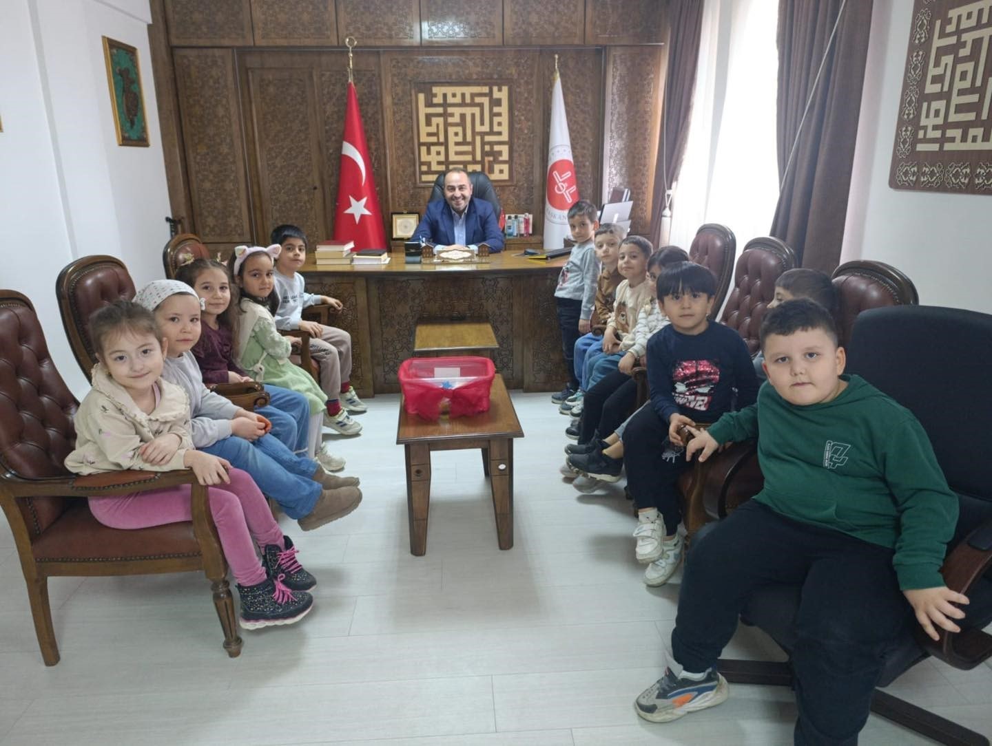 Kumbaradaki harçlıklarını ihtiyaç sahibi ailelere bağışladılar
