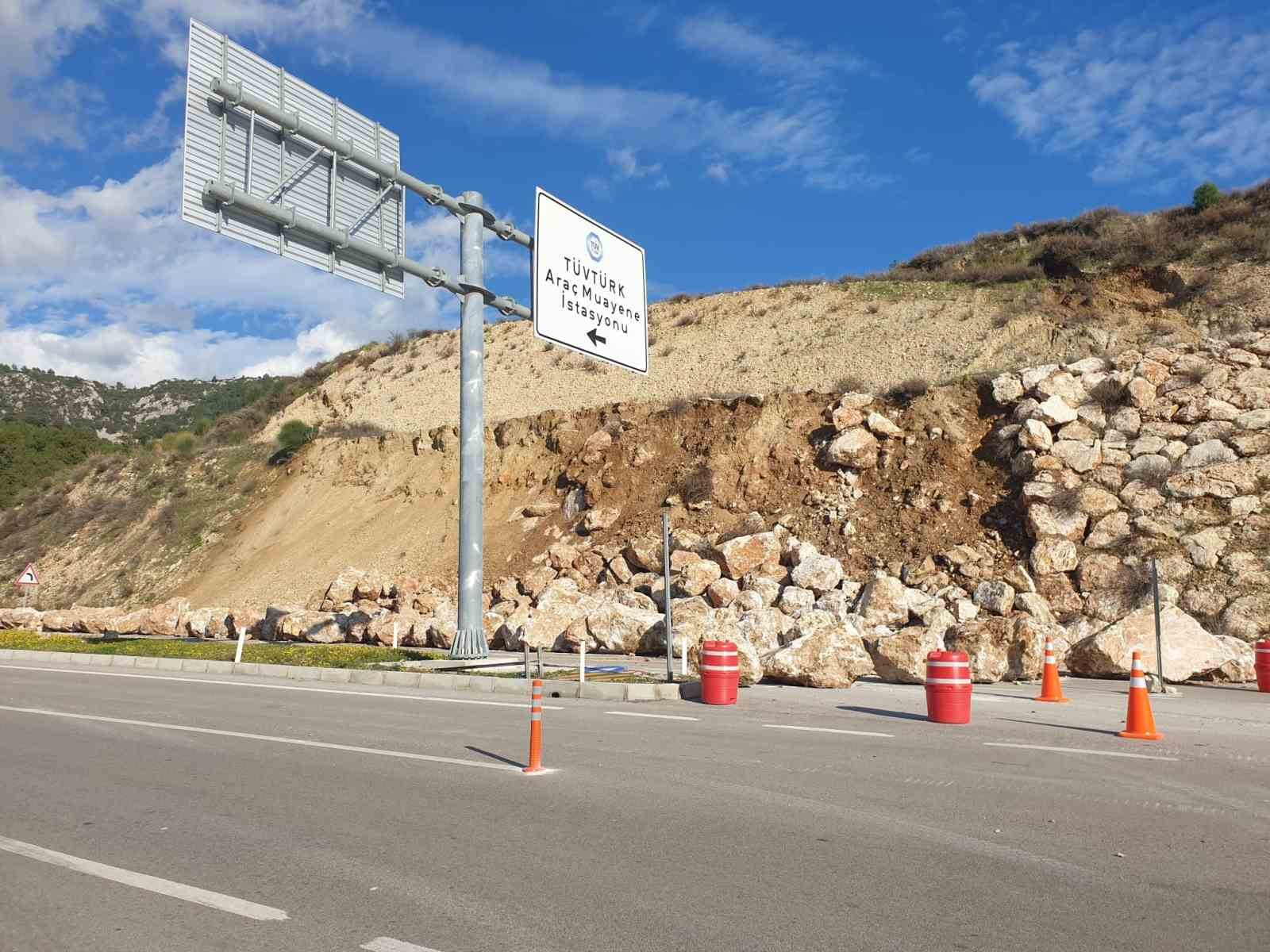 Kumluca-Kemer karayolunda toprak kayması, heyelanı önlemek için örülen duvardaki kayalar yola saçıldı
