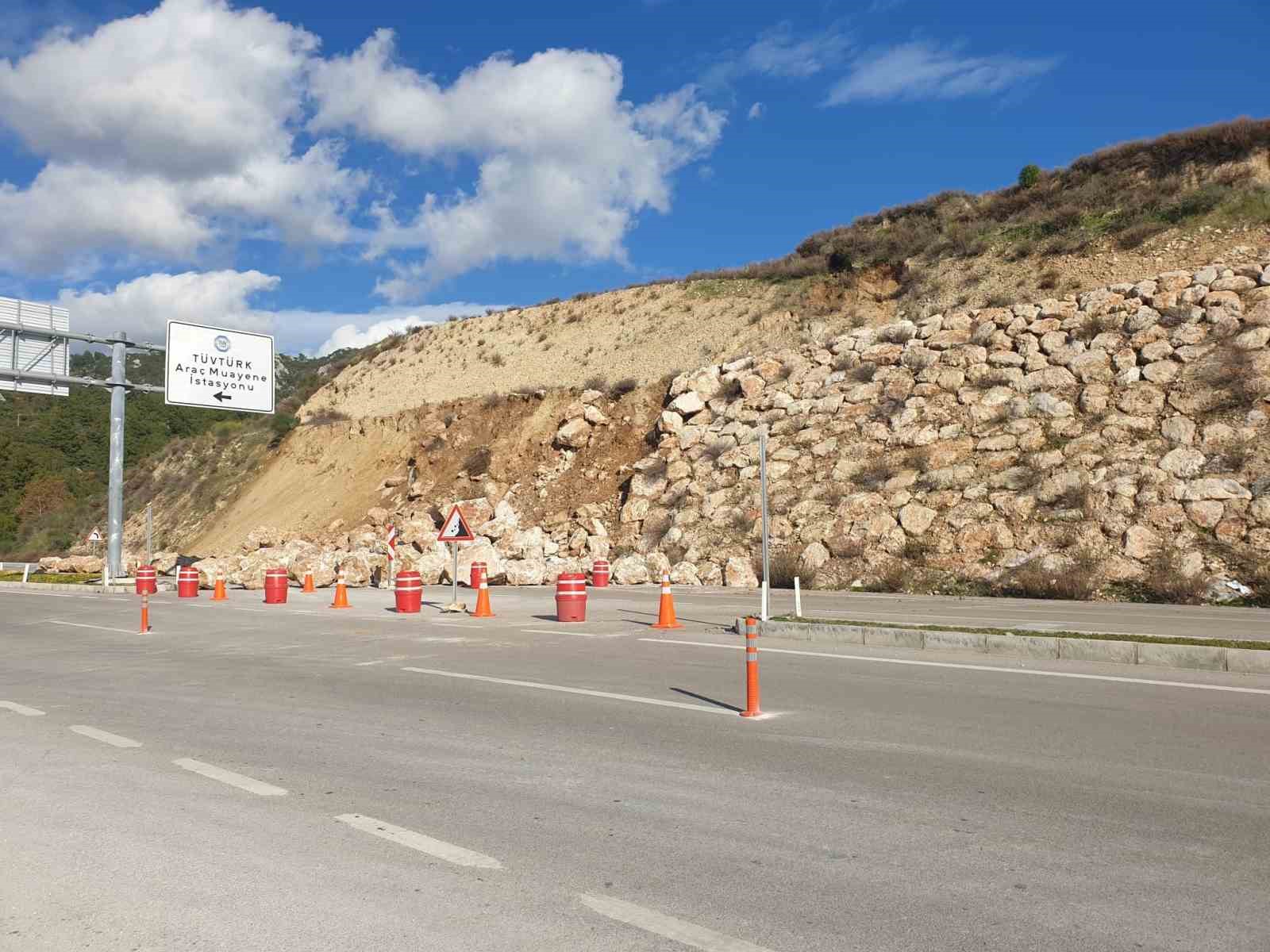 Kumluca-Kemer karayolunda toprak kayması, heyelanı önlemek için örülen duvardaki kayalar yola saçıldı
