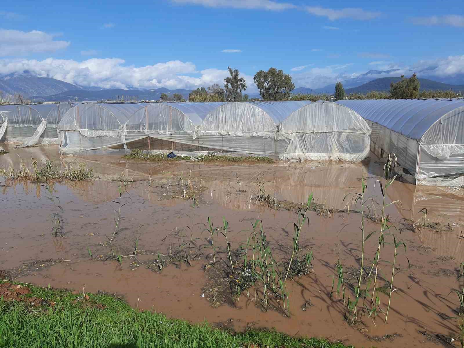 Kumluca’da hortum seraları parçaladı
