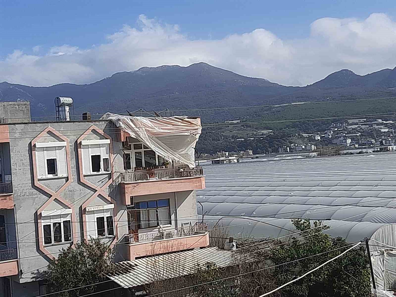 Kumluca’da hortum seraları parçaladı
