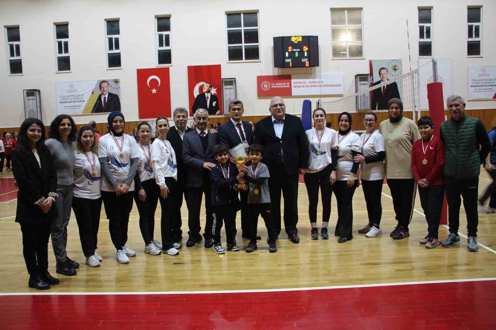 Kumluca’da kadınlar öğretmenler arasında düzenlenen voleybol turnuvası sona erdi
