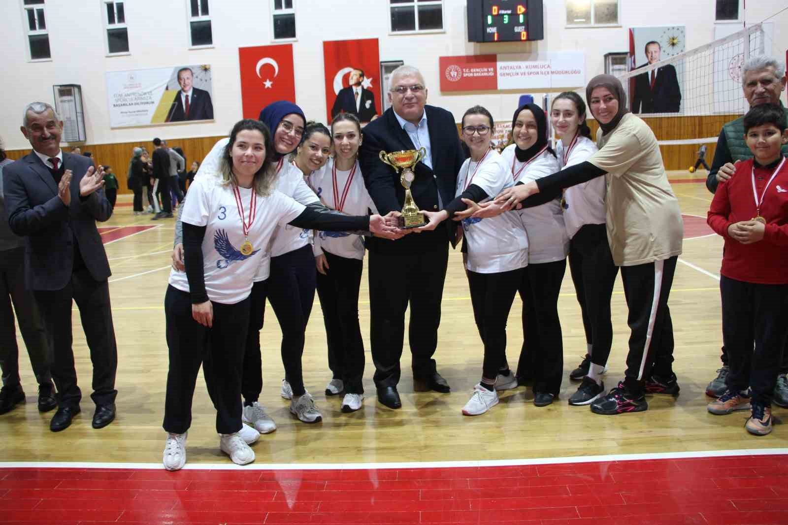 Kumluca’da kadınlar öğretmenler arasında düzenlenen voleybol turnuvası sona erdi
