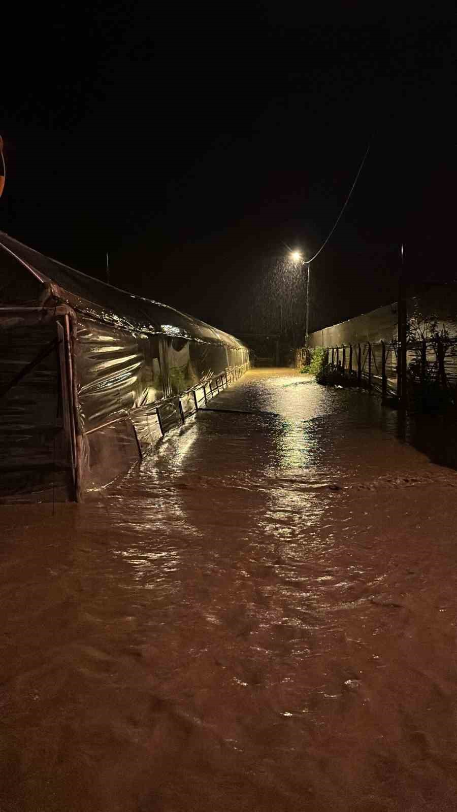 Kumluca’da yağmur ve hortum seraları vurdu

