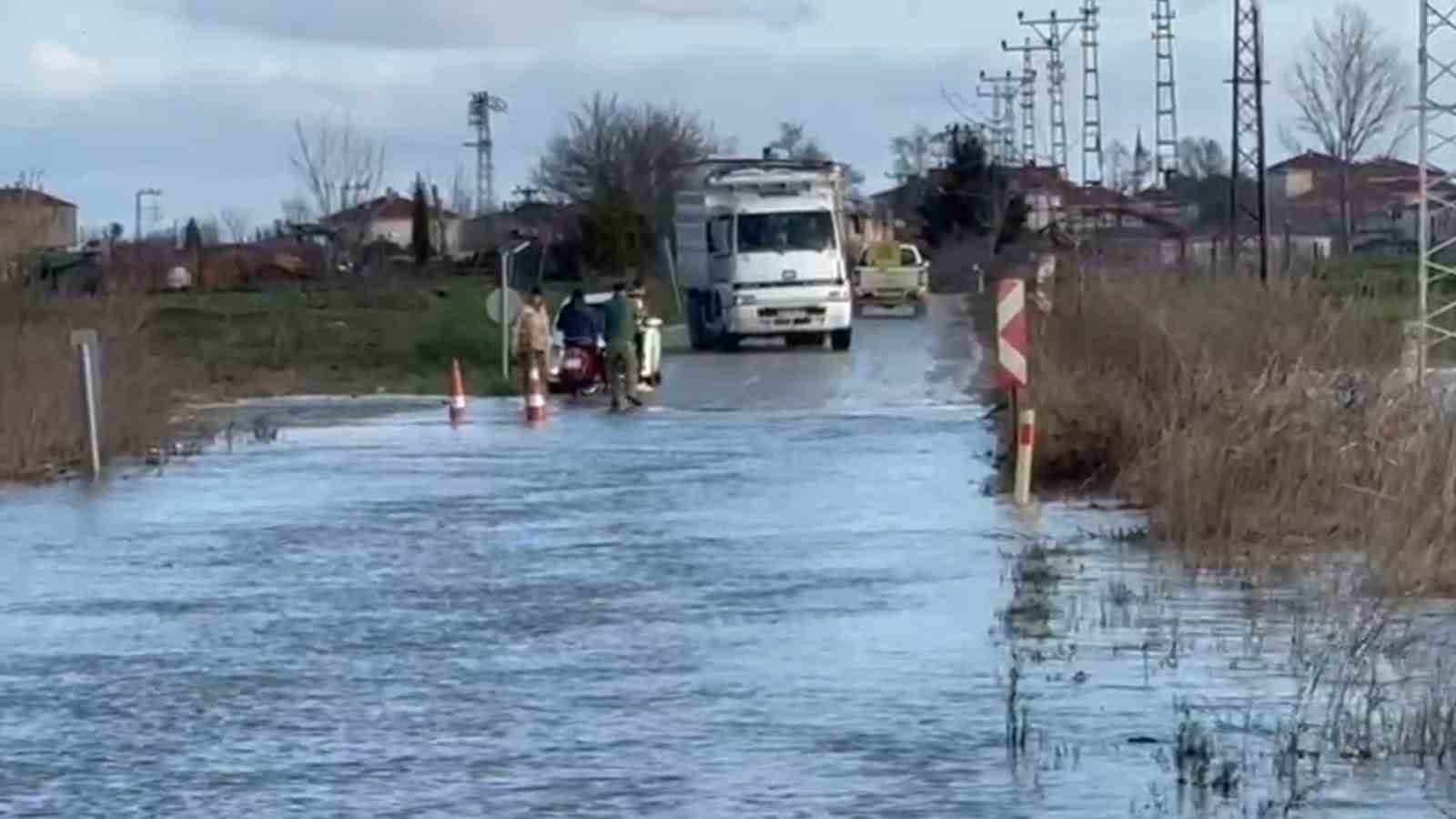 Küplü-Adasarhanlı yolu sular altında kaldı
