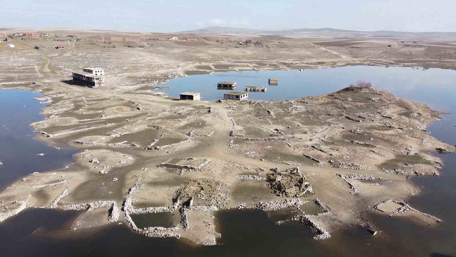 Kuraklıkta ortaya çıkmıştı, yağışlarla yeniden kayboldu
