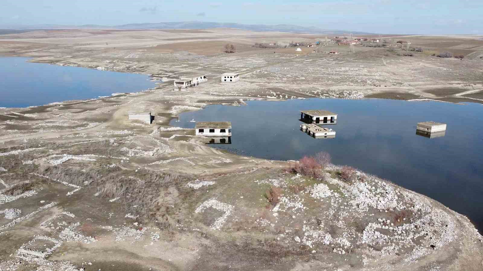 Kuraklıkta ortaya çıkmıştı, yağışlarla yeniden kayboldu
