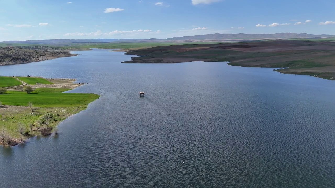 Kuraklıkta ortaya çıkmıştı, yağışlarla yeniden kayboldu
