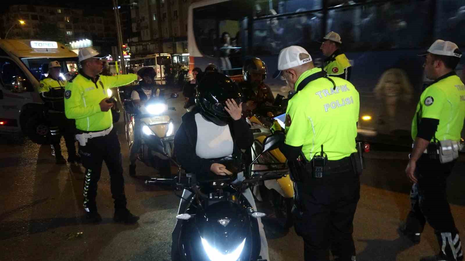 Kural tanımaz motosiklet sürücülerine 498 bin TL ceza
