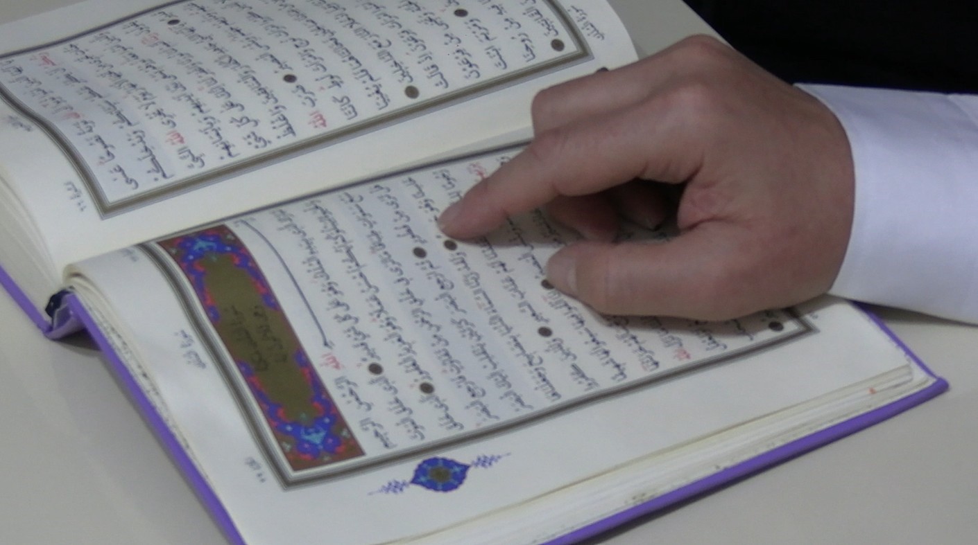 Kur’an-ı Kerim’i ezberlemenin ötesine geçti: Ayetlerin sayfasını ve satırını saniyeler içinde söylüyor
