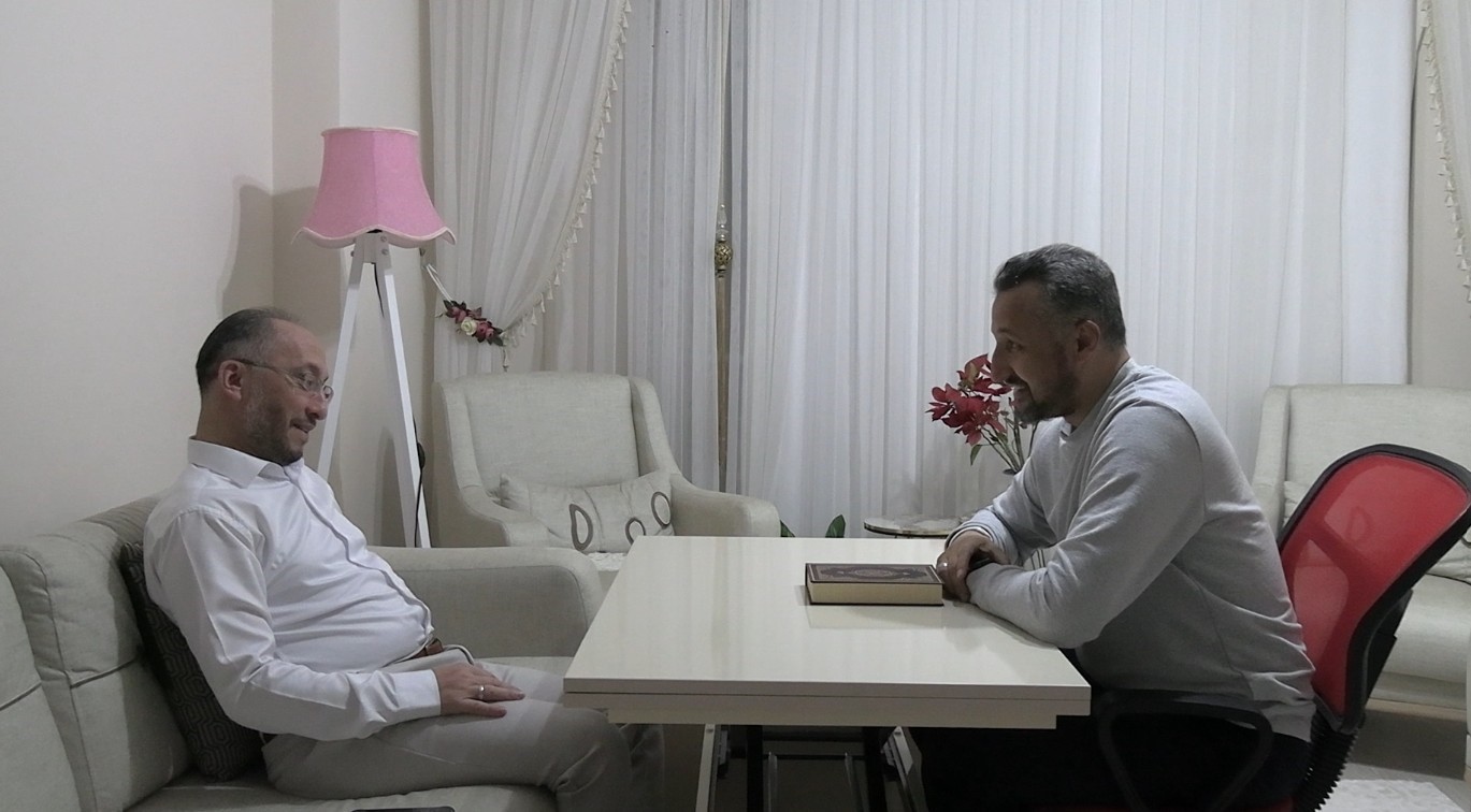 Kur’an-ı Kerim’i ezberlemenin ötesine geçti: Ayetlerin sayfasını ve satırını saniyeler içinde söylüyor
