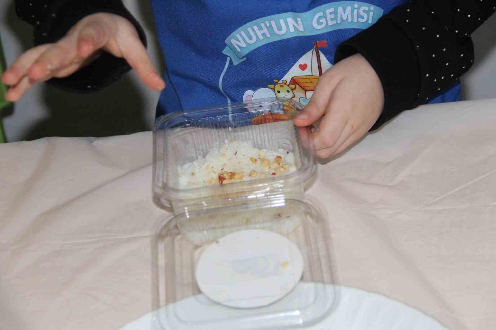 Kur’an kursu öğrenciler ailelerine güllaç hazırladı
