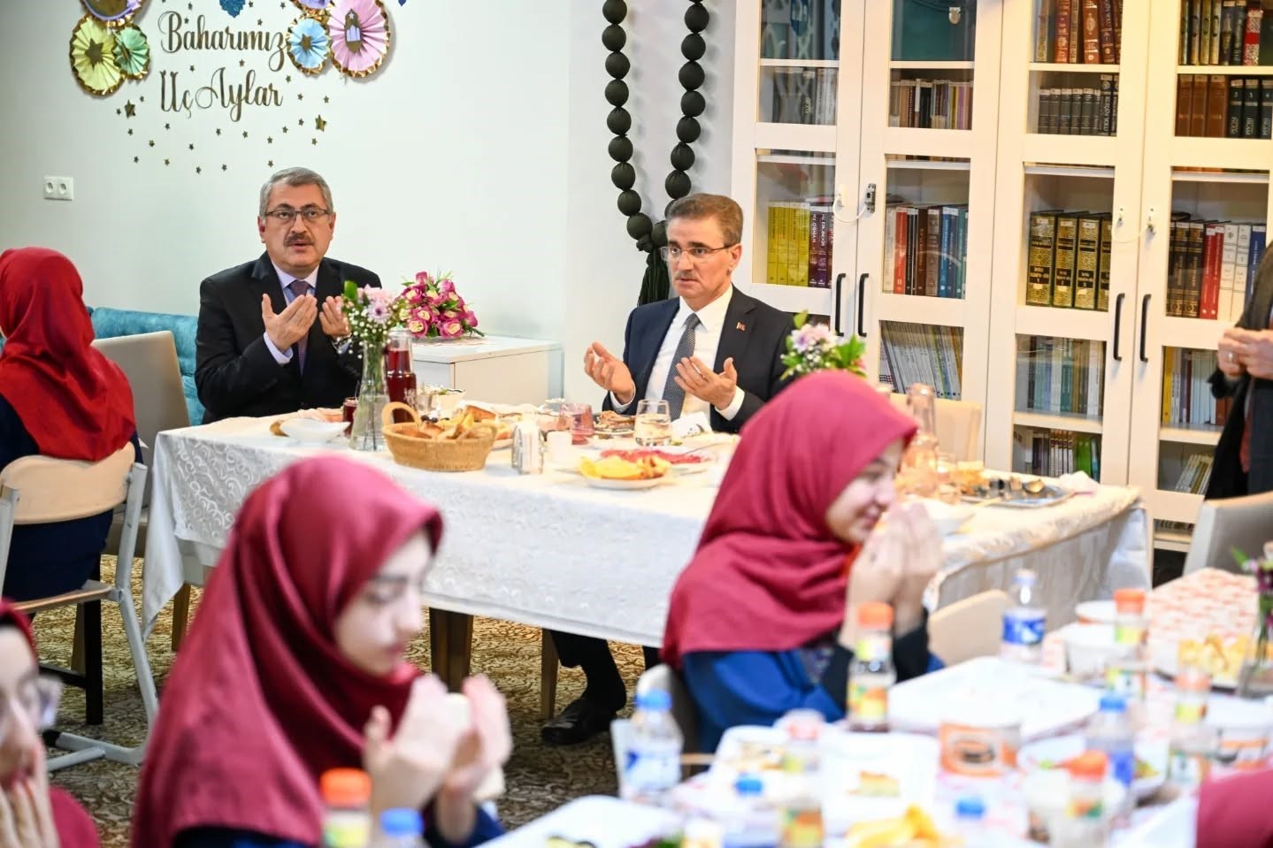Kur’an kursu öğrencileriyle iftar yaptılar
