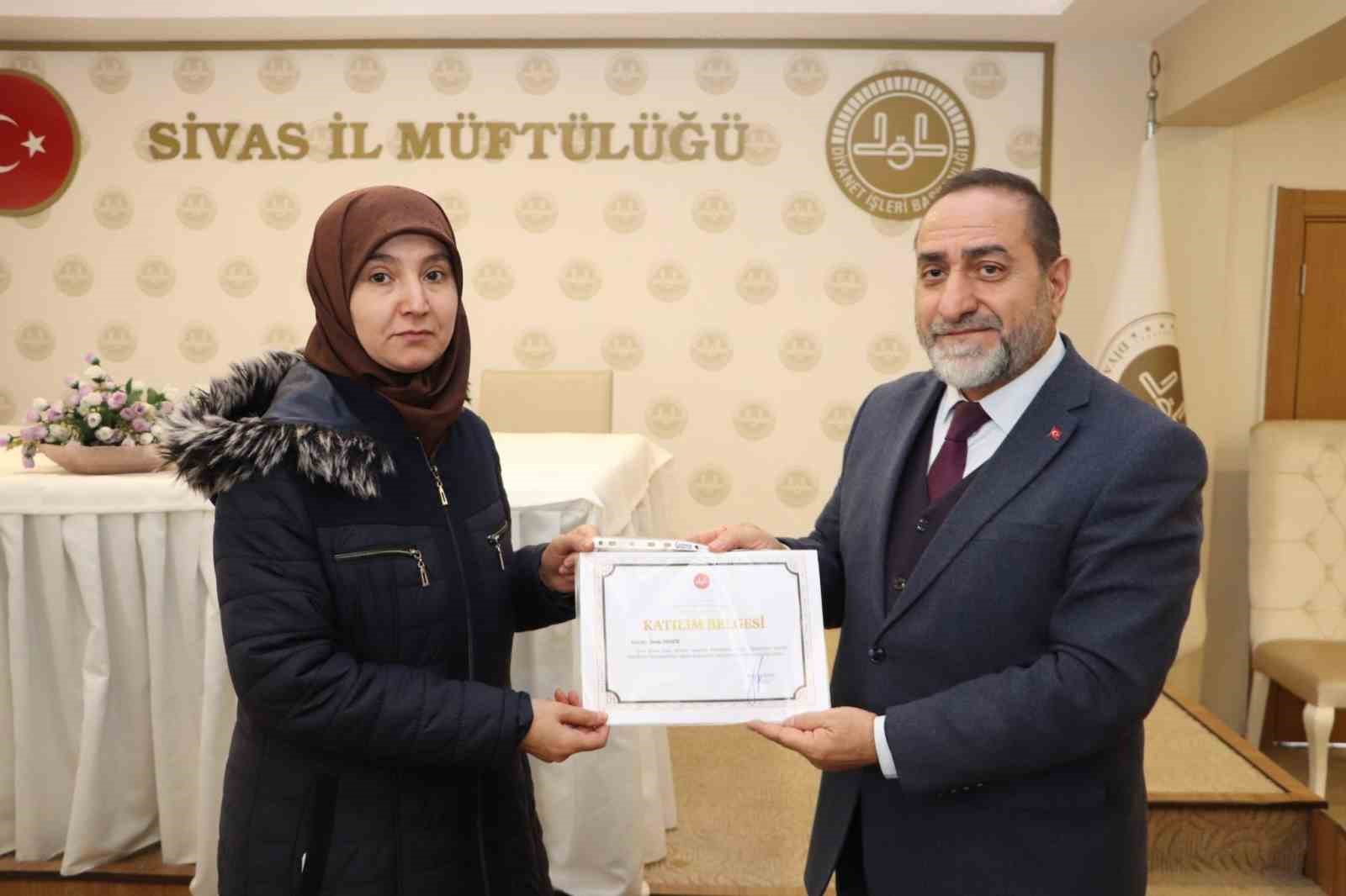 Kur’an Kursu öğreticileri sertifikaları aldı
