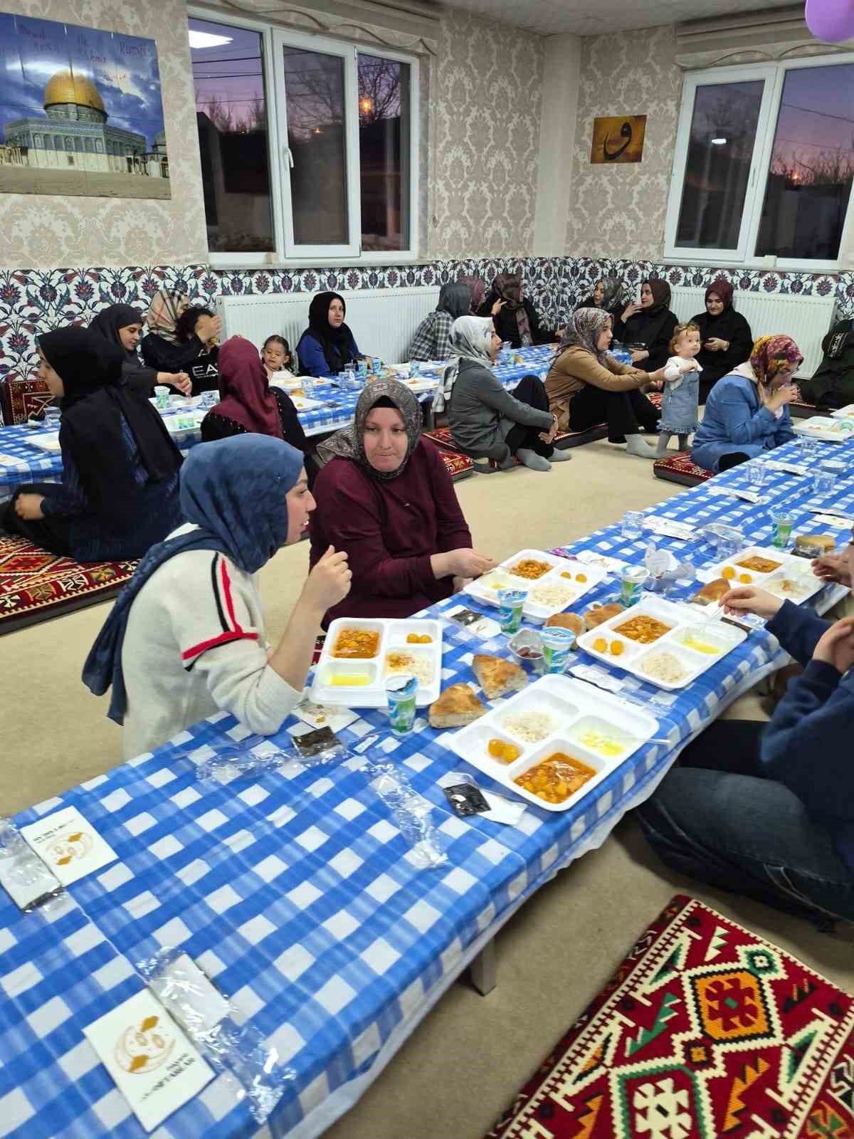 Kur’an kursuna giden minikler oruçlarını camide açtı
