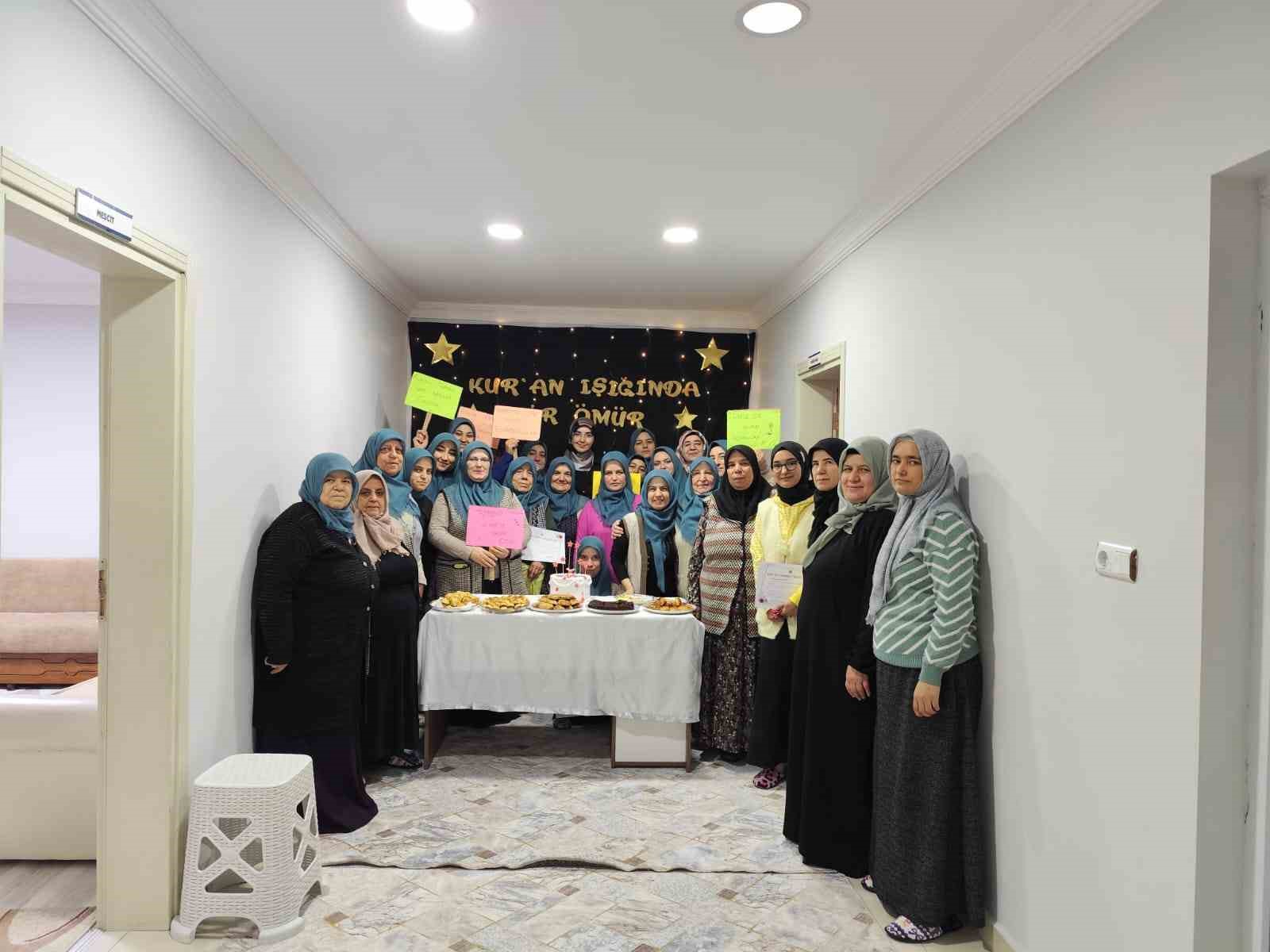 Kur’an okumayı öğrenen kadınlar için program yapıldı
