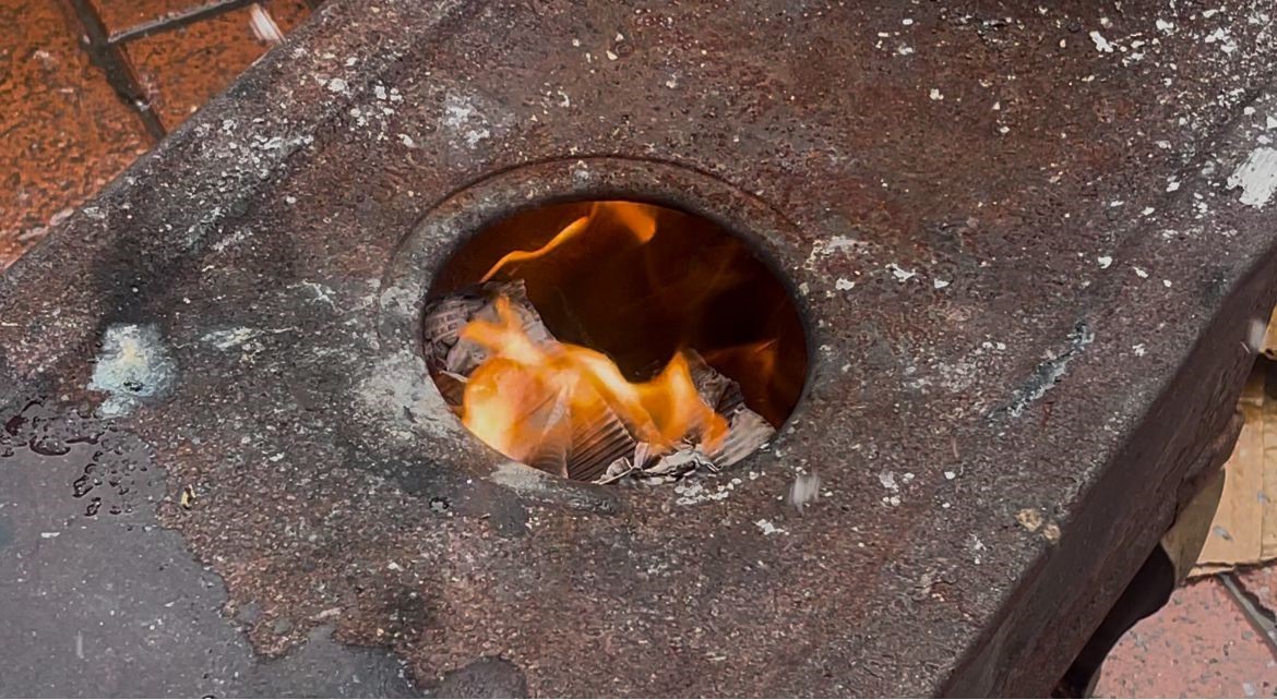 Kurduğu soba ile hem kendisini hem de vatandaşları ısıtıyor
