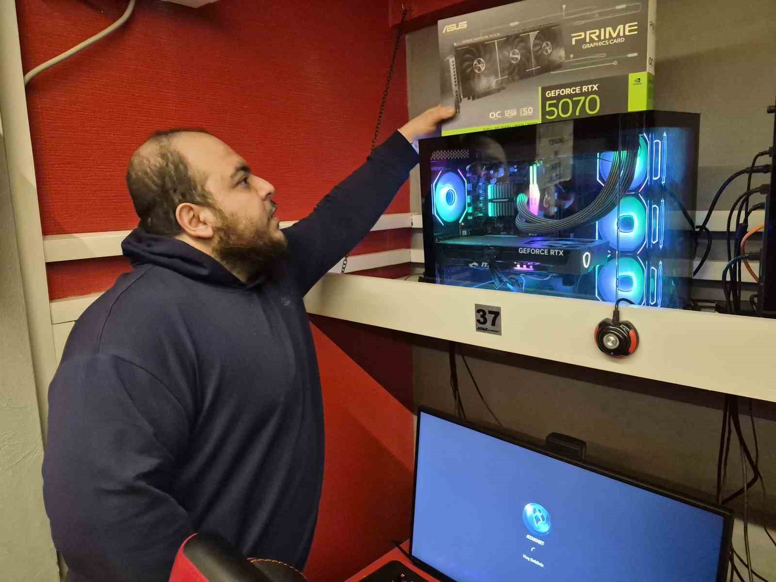 Küresel çip kıtlığı internet kafeleri olumsuz etkiledi
Küresel çip kıtlığı internet kafeleri olumsuz etkiledi