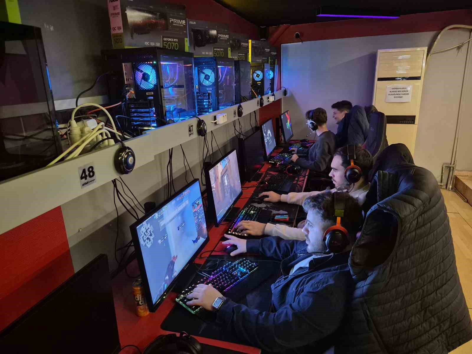 Küresel çip kıtlığı internet kafeleri olumsuz etkiledi
Küresel çip kıtlığı internet kafeleri olumsuz etkiledi