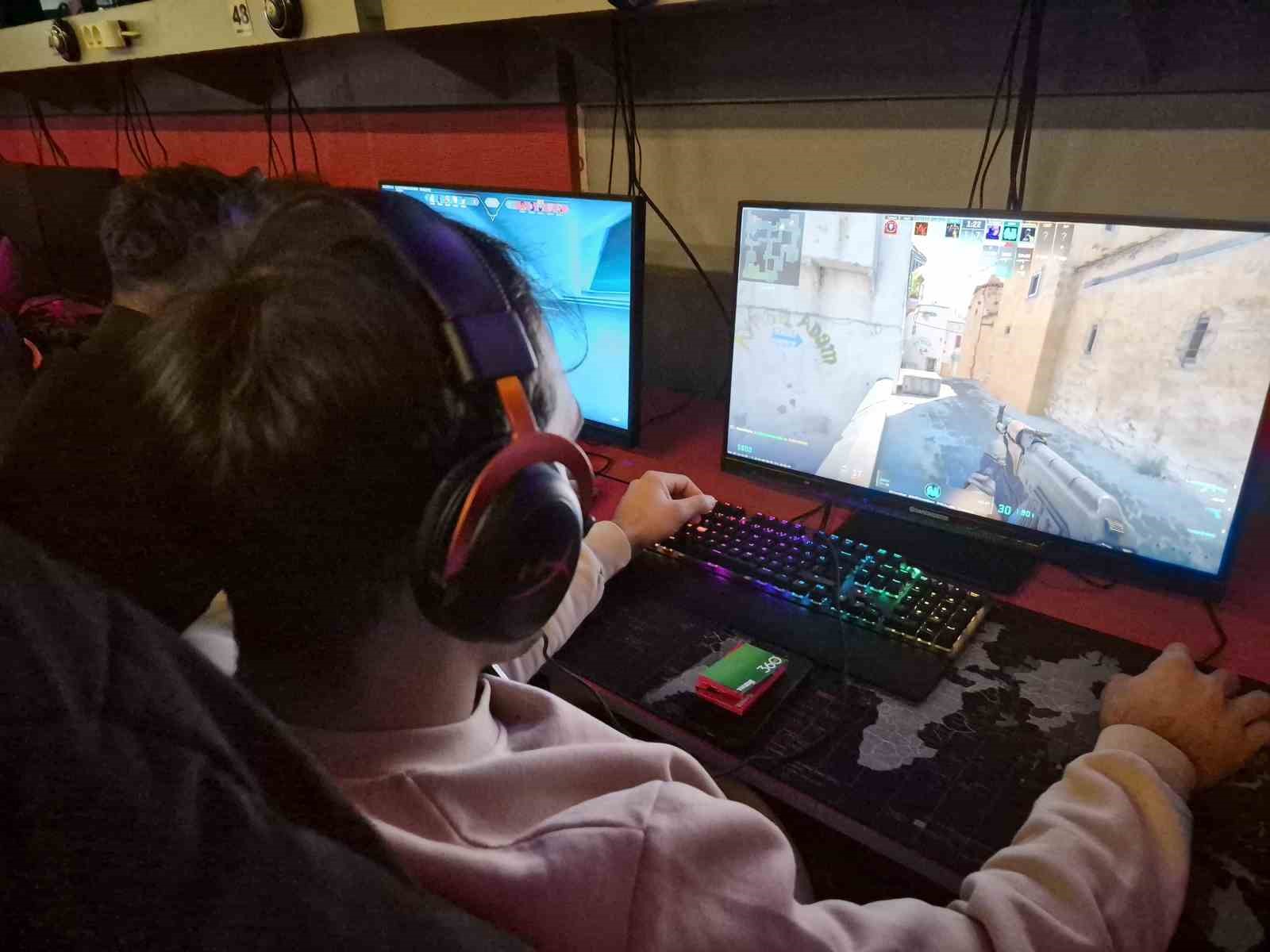 Küresel çip kıtlığı internet kafeleri olumsuz etkiledi
Küresel çip kıtlığı internet kafeleri olumsuz etkiledi