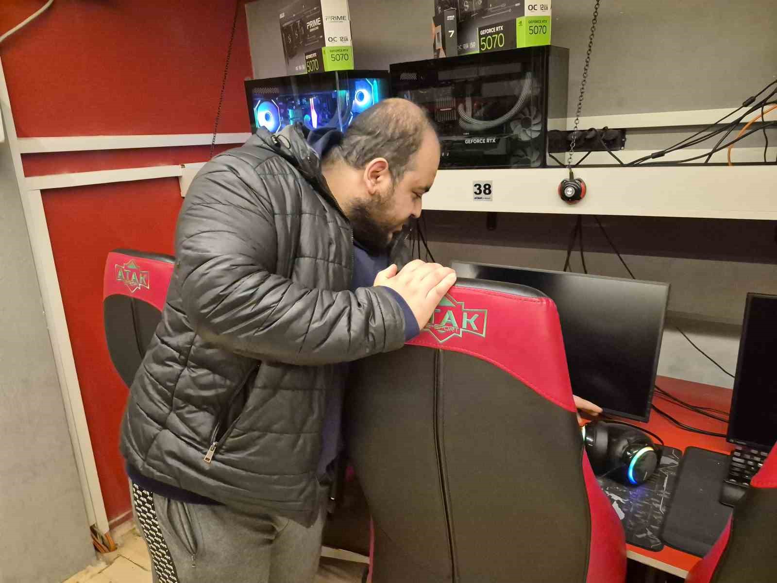 Küresel çip kıtlığı internet kafeleri olumsuz etkiledi
Küresel çip kıtlığı internet kafeleri olumsuz etkiledi