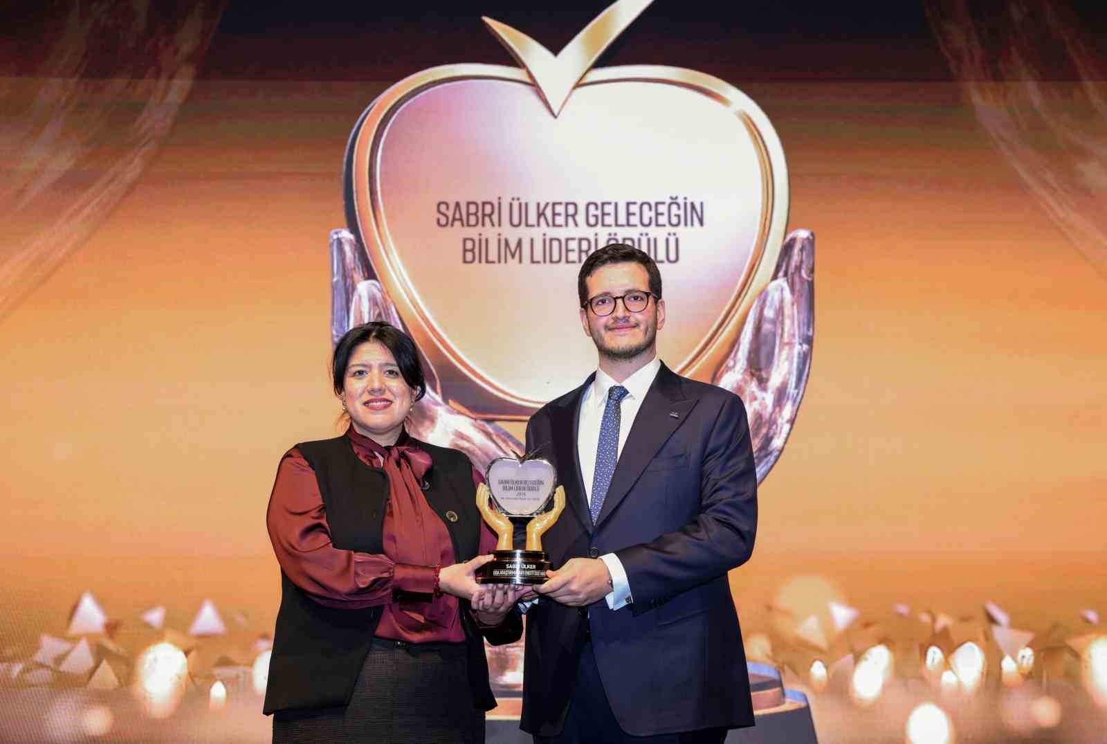 Küreselleşen Sabri Ülker Geleceğin Bilim Lideri Ödülü’nün 10’uncusu Şili’ye uzandı
Küreselleşen Sabri Ülker Geleceğin Bilim Lideri Ödülü’nün 10’uncusu Şili’ye uzandı