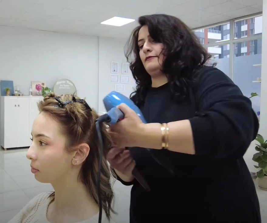 Kursiyer kadın, kendi kuaför dükkanını açtı
