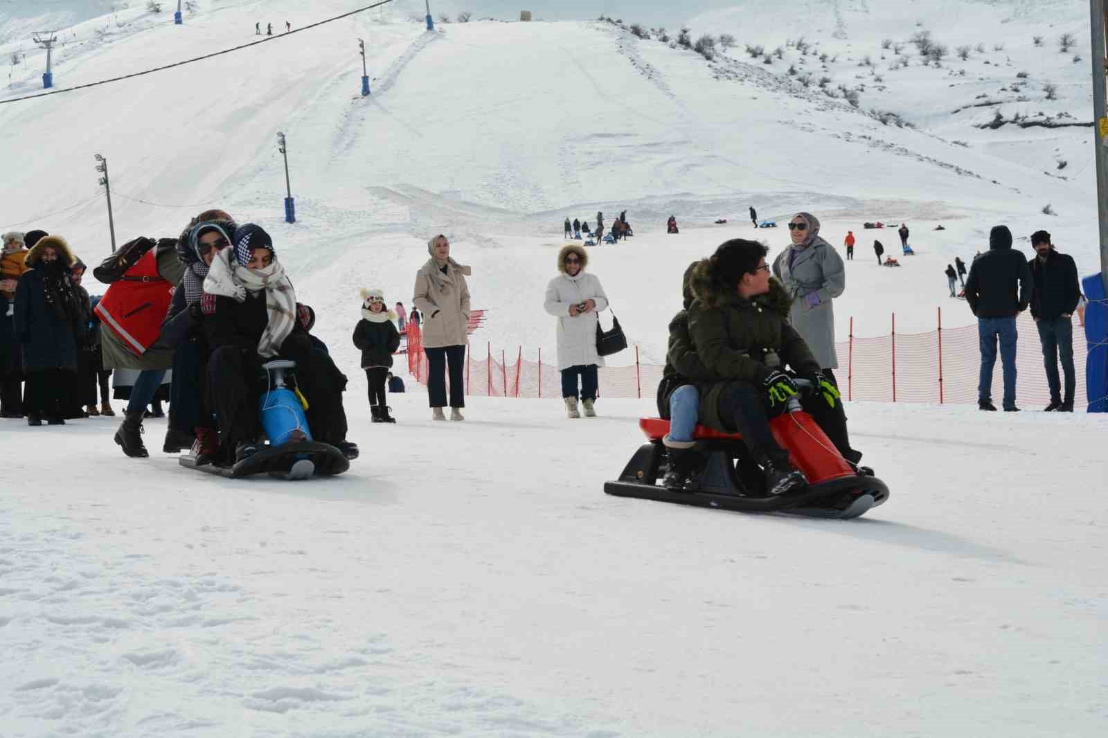 Kursiyer kadınlar kızakla kayıp halay çekmenin keyfini çıkardı
