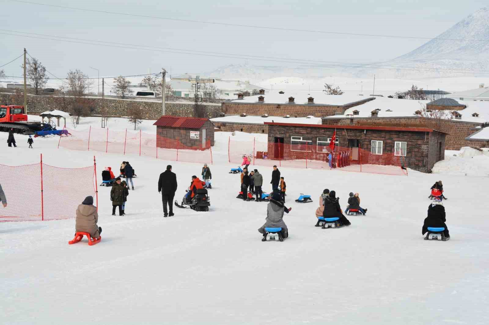 Kursiyer kadınlar kızakla kayıp halay çekmenin keyfini çıkardı
