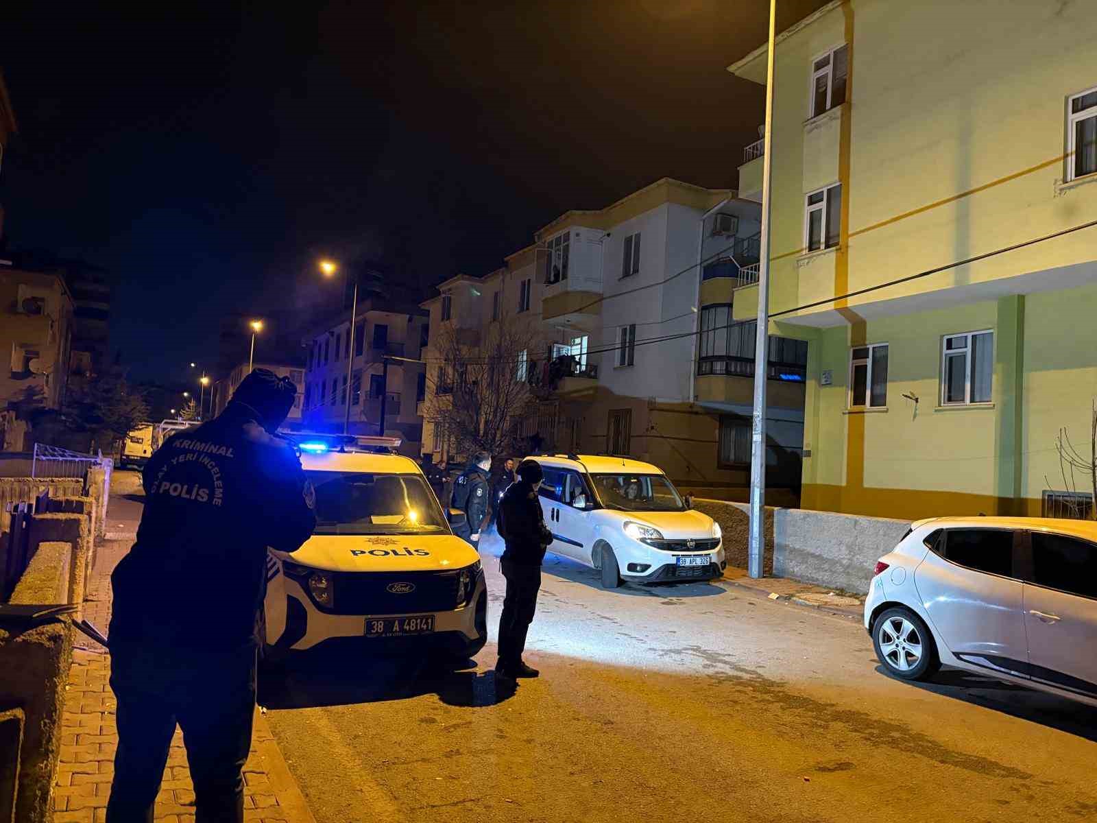 Kurşunlanan evde anne-oğul yaralandı
