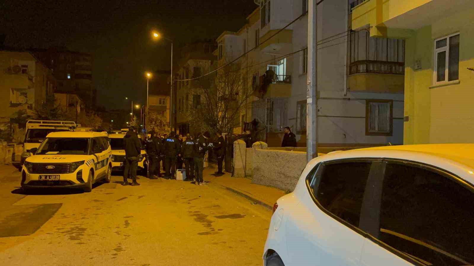 Kurşunlanan evde anne-oğul yaralandı
