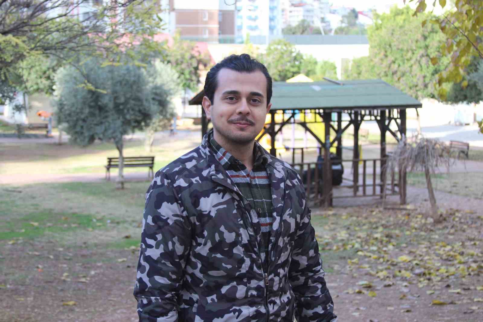 Kurt köpeklerinin saldırı anı kamerada: Küçük köpeği bulunan kadını yere düşürdüler
