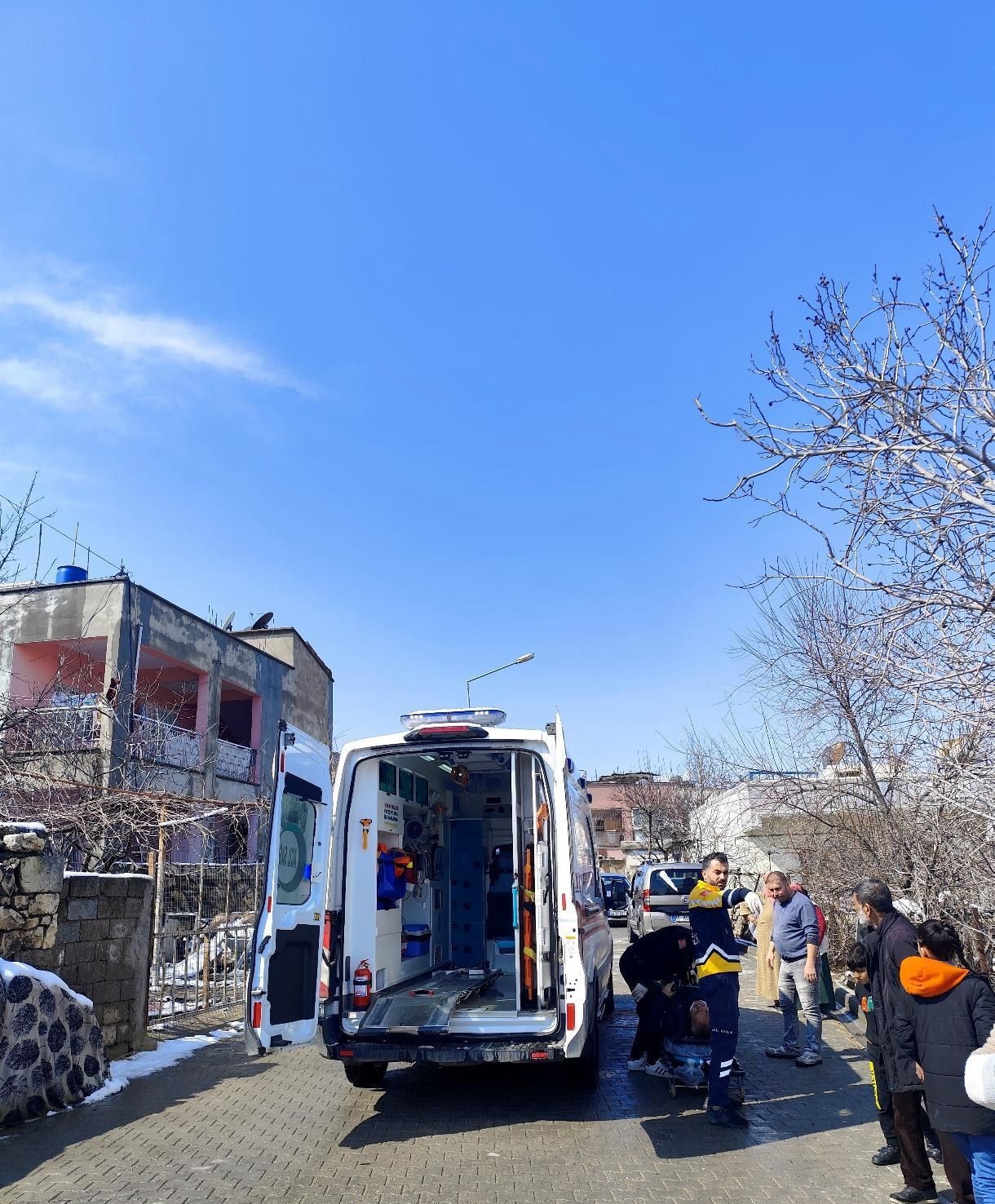 Kurtalan’da camiden çıktıktan sonra otomobilin çarptığı yaşlı adam yaralandı
